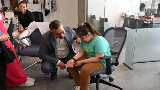 Büyükşehirin “Ben Buradayım” Projesinde Bileklik Dağıtımı Sürüyor