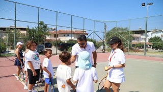 Dikilide çocuklar tenis ile buluşuyor