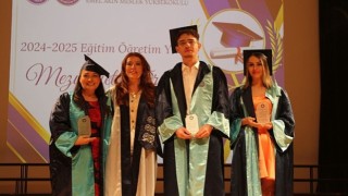 Ege Üniversitesi Emel Akın MYO da mezuniyet sevinci