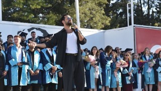 EÜ İletişim Fakültesinde mezuniyet coşkusu