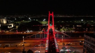 Kocaelide üst geçitler al bayrağın renkleriyle ışıldadı