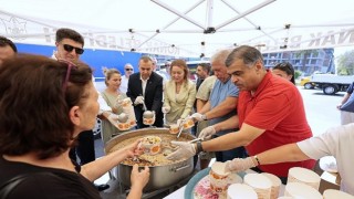 Konakta aşure bereketi: Başkan Mutludan vatandaşlara ikram