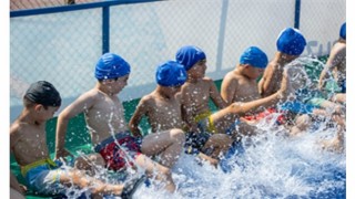 Mahalleye havuz geldi, çocuklar bayram etti