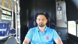 Seyir Halindeyken Fark Etti, Aracını Durdurdu, Koşarak İndi, Yanmakta Olan Türk Bayrağını Elleriyle Söndürdü