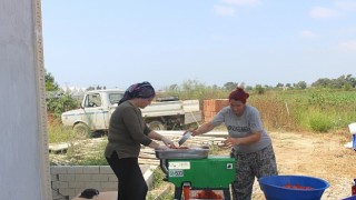 Antalya Büyükşehir Belediyesi makine destekleriyle halkın yanında