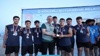 Başkan Büyükakın, gençlerin enerjisine ortak oldu; Plaj Şenlikleri Sekaparkta başladı