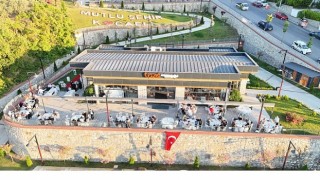 En mutlu Evetler bu salonda yankılanıyor