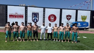 Güreşçiler Dualı Çayırda Mücadele Etti