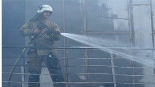 İzmir İtfaiyesi Menemendeki iş yeri yangınını kontrol altına aldı