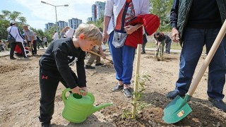 Karşıyakada çevre dostu iş birliği: 5 binden fazla fidan bağışlandı