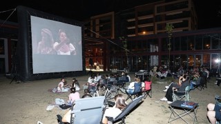 Pancar Deposunda açık havada sinema keyfi
