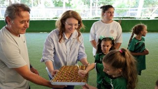 Abiş, minik sporcular ve anneleriyle sahada buluştu