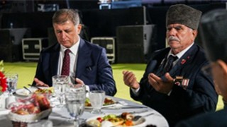 Başkan Tugay: Özgürlüğümüzü şehitlerimizin canına ve gazilerimizin cesaretine borçluyuz