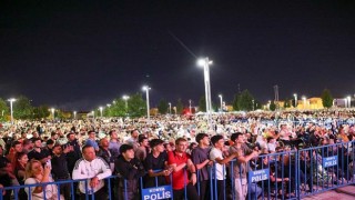 Ferdi Tayfur Şarkıları Bu Kez Açık Havada Binlerce Sanatseverle Buluştu