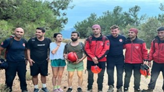 İzmir İtfaiyesi kayalıklarda mahsur kalan üç genci kurtardı