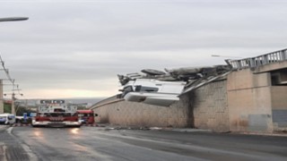 İzmir İtfaiyesi kaza sonrası viyadükte asılı kalan tır şoförünü kurtardı