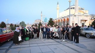 Konya Büyükşehirden Huzurevindeki Büyüklerimize Klasik Araçlar ve Açık Hava Sinemasıyla Nostaljik Sürpriz