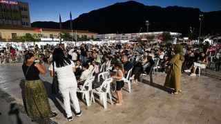 Minik öğrencilere açık havada sinema keyfi