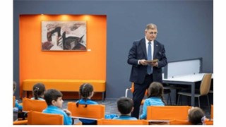 Başkan Tugay kütüphanede çocuklara hikaye okudu