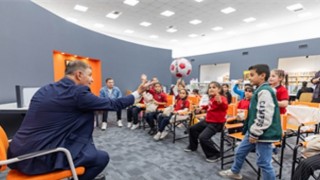 Başkan Tugay okudu, Kadifekaleli çocuklar dinledi