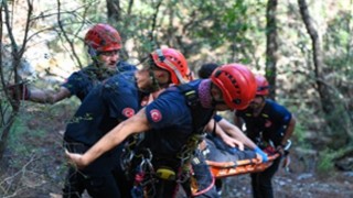 İzmir İtfaiyesi nden Balçova Terapi Ormanları nda kurtarma operasyonu