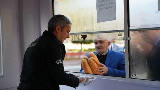 Kemalpaşa da Halk Ekmek e Yoğun İlgi