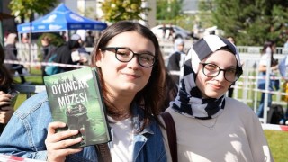 Kitap Fuarı nda genç yazarlara yoğun ilgi