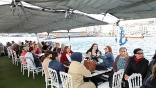 Küçükçekmeceli kadınlar İstanbul Boğazında
