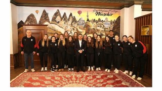 Belediye Başkanı Rasim Arı, Galatasaray Sutopu Kadın Takımını Ağırladı