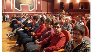 İş hayatına hazırlanan nöroçeşitli gençlerin mezuniyet sevinci