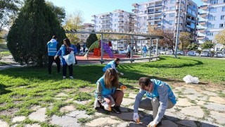 İzmirli gönüllüler el ele vererek doğa için temizlediler