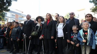 Karşıyaka tek yürek oldu, Ataya selam durdu!