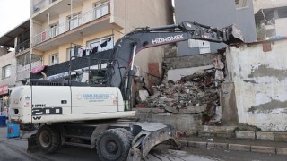 Konakta metruk yapıların yıkımı devam ediyor