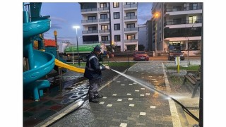 Edremit Belediyesinden parklarda hızlı temizlik çalışması