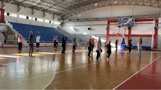 Narlıdere Belediyesinin açtığı aerobik kurslarına katılan kadınlar güne sağlıklı, enerjik ve zinde başlıyor