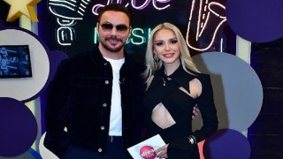 Sinan Akçıldan Zeynep Bozkayaya sürpriz şarkı!