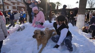 Miniklerin neşesi Hizmet Noktasını ısıttı.