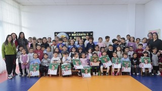 Mutlu Çocuklarda karne heyecanı