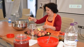 Üretici Pazarında çocuklara tohum, ailelerine sirke yapım atölyesi