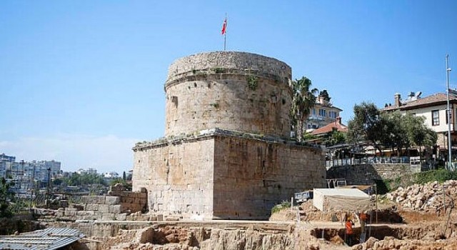 Hıdırlık Kulesi kazıları sürüyor