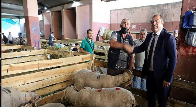 Bursa Büyükşehir Belediyesi kentteki yetim ailelerine kurbanlık dağıtıyor