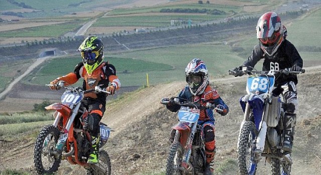 Türkiye’nin motokrosçuları Çatalca’da ter döktü