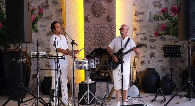 Cliff’de Küba müzikleri ve Ege mutfağı