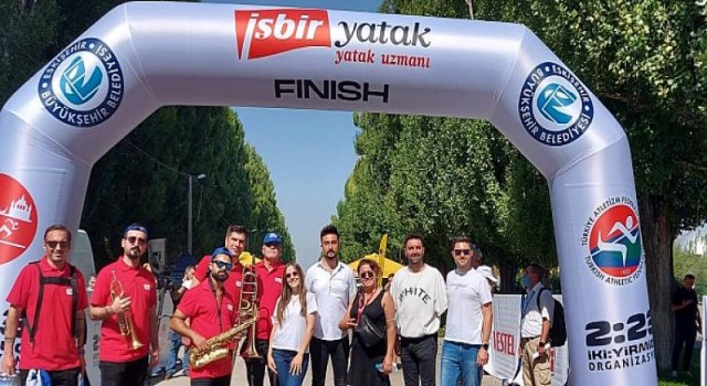 İşbir Yatak’tan Yumurta Kırana Yastık Hediyesi