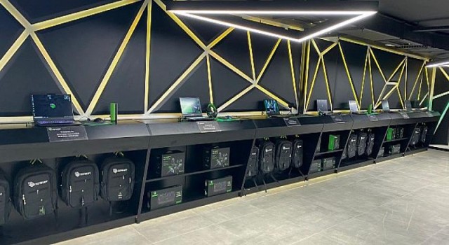 Monster Notebook yeni İzmir mağaza açılışını ünlü yayıncılar ile kutluyor