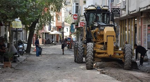 Edremit Ulugaraj Caddesi yolları düzenleniyor