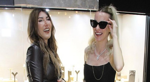 Hande Yener Üstünde Servet Taşıdı