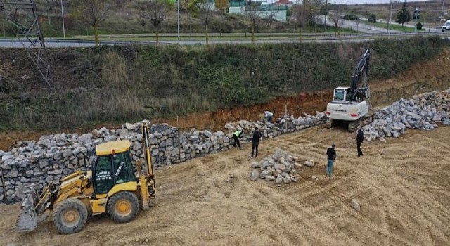 İzmit kent mezarlığında istinat duvarı çalışması