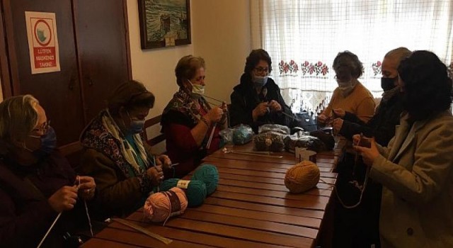 100 Yaş Evi üyeleri sevgi örüyor