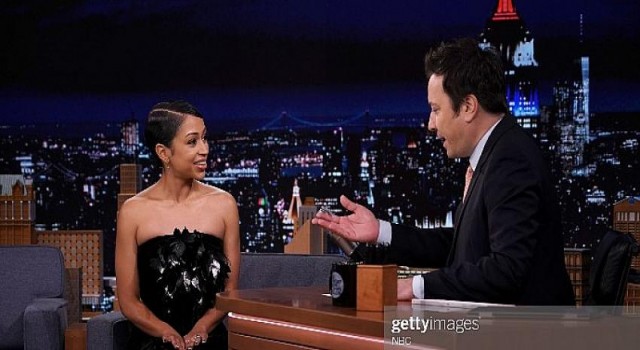 Amerika’lı Komedyen Liza Koshy Jımmy Fallon’ın Şovuna Haleıa Tasarımıyla Katıldı
